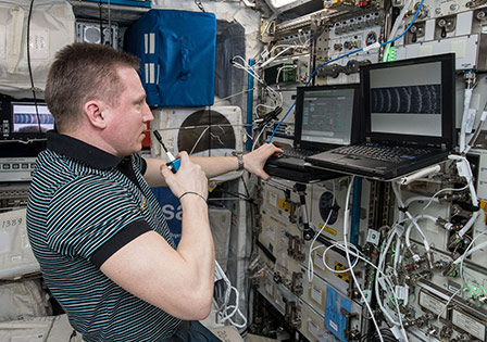 Cosmonaut Sergey Prokopyev using KVM2USB to capture a cloud during the 5th Science Campaign of the PK-4. November 4, 2018. Image: ESA/NAS